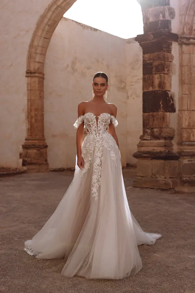 Schulterfreies Brautkleid aus Tüll mit 3D Blüten