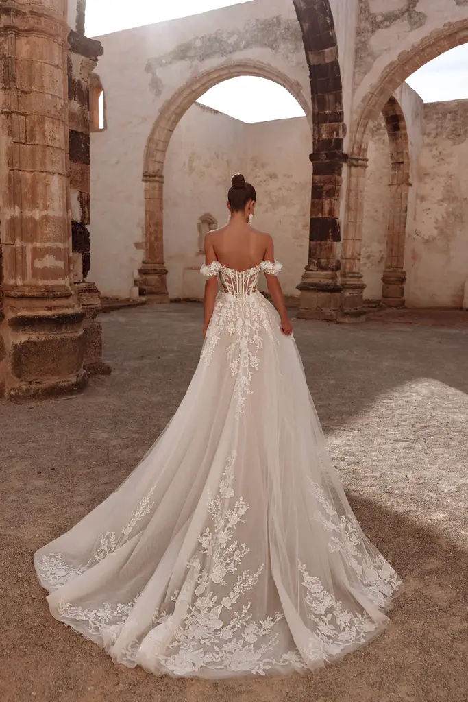 Schulterfreies Brautkleid aus Tüll mit 3D Blüten