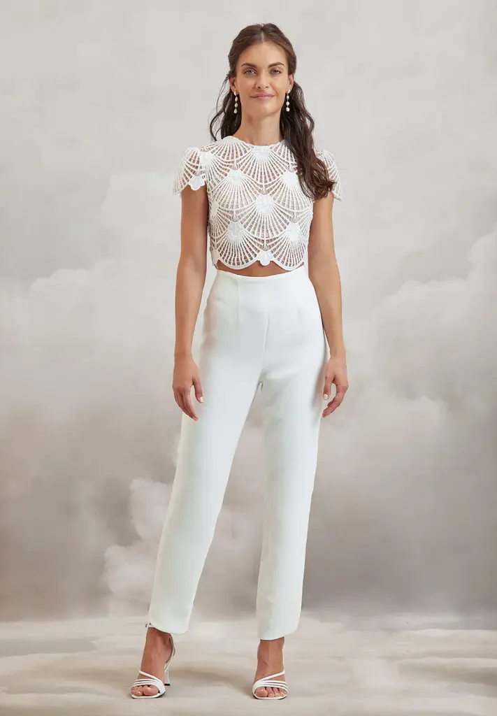 Schmal geschnittene, schlichte Hose