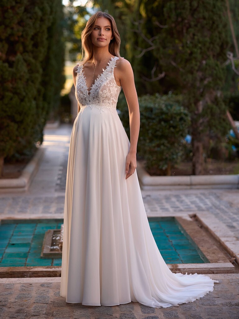 Schwangerschaft-Brautkleid von Bianco Evento mit floraler Spitze
