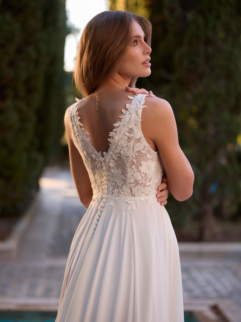 Schwangerschaft-Brautkleid von Bianco Evento mit floraler Spitze