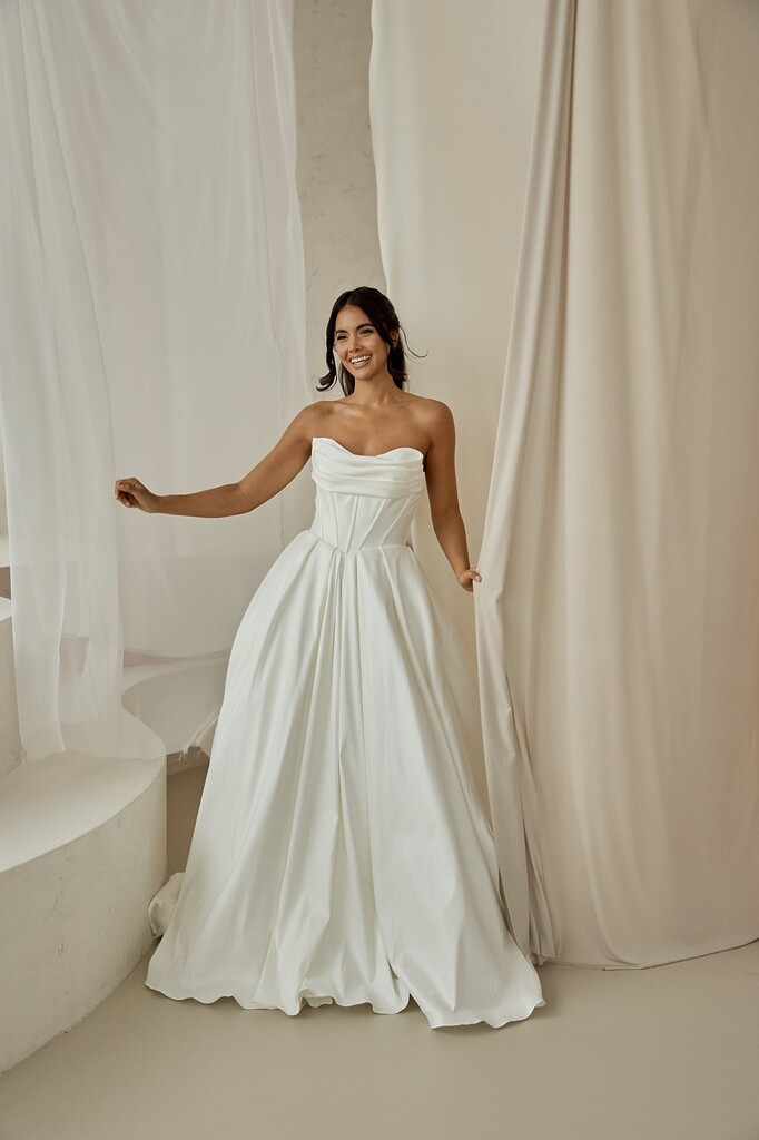 Cleanes Brautkleid 353062 von Weise mit Corsagenoberteil