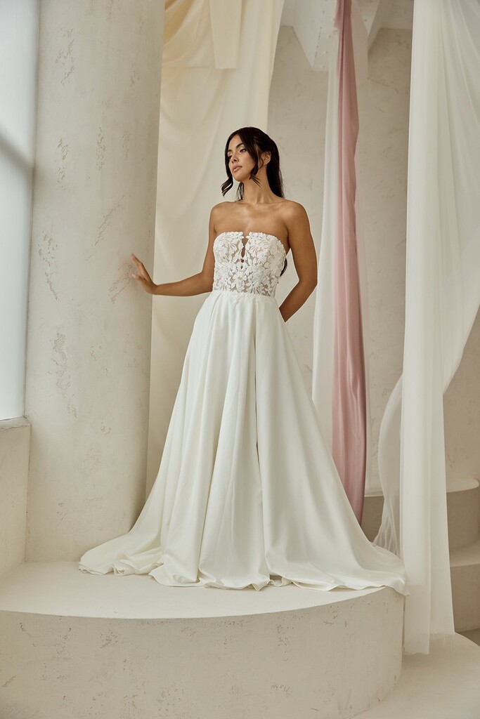 Brautkleid 353092 von Weise mit cleanem Rock und floralem Oberteil