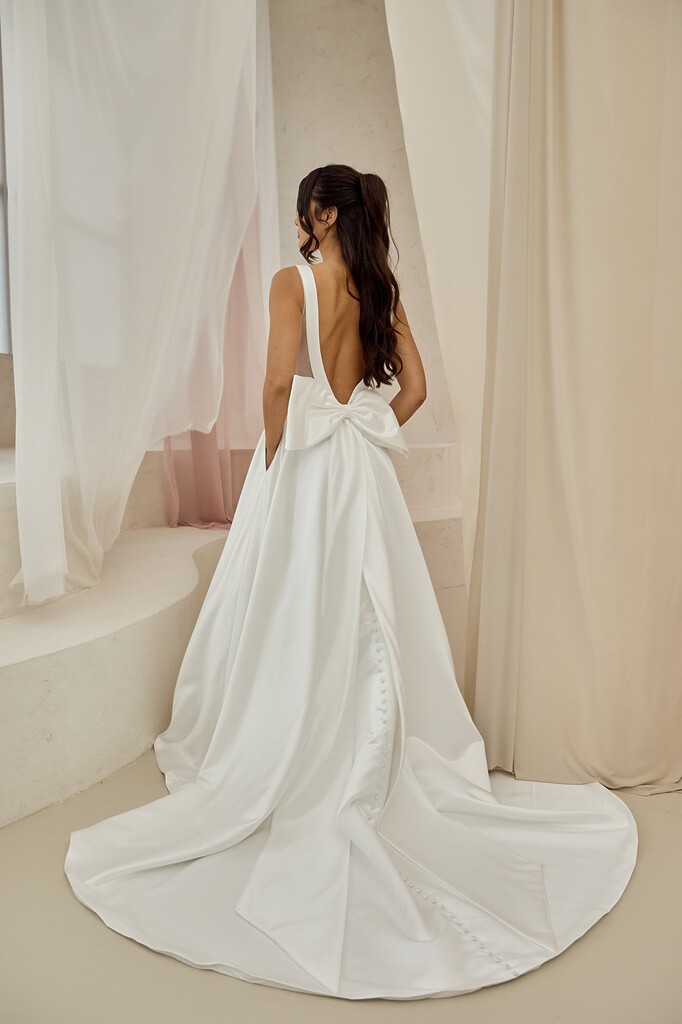 Cleanes Brautkleid 353102 von Weise mit tiefem Rücken und abnehmbarer Schleife