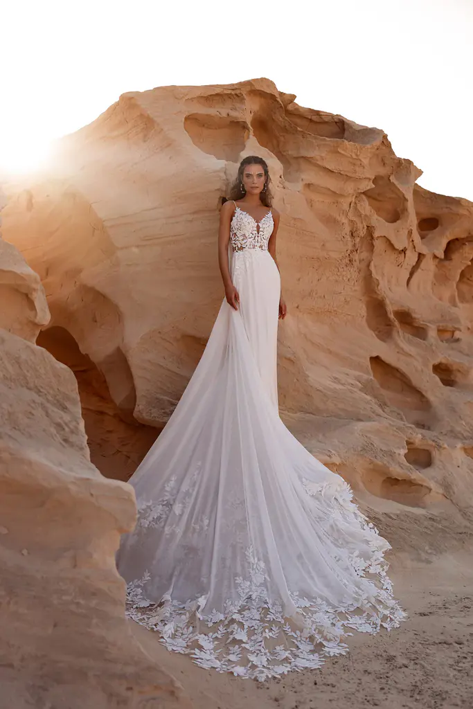 Brautkleid Malika mit Chiffonrock und spitzenbesetzter Schleppe