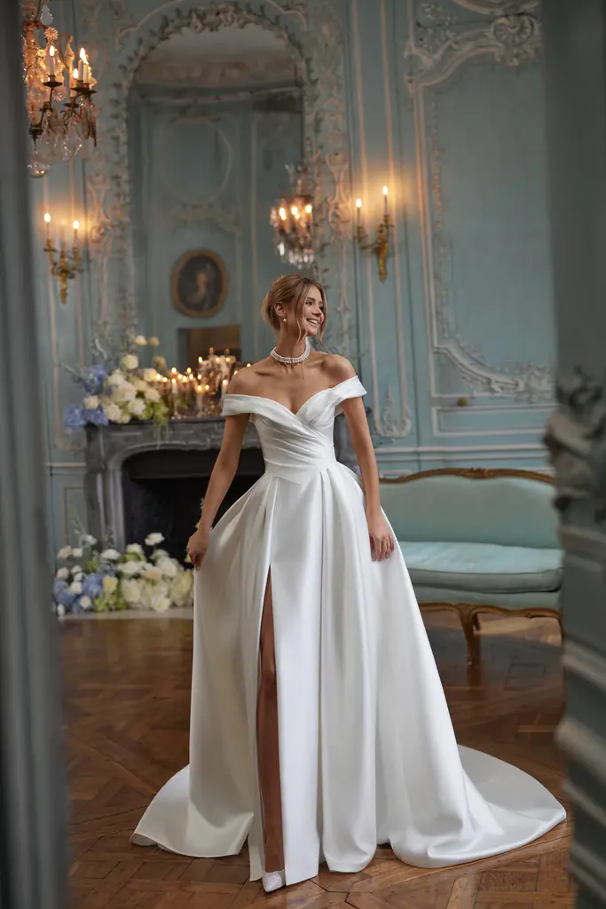 Cleanes Brautkleid von DAMA Couture mit Carmenträgern