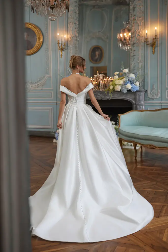Cleanes Brautkleid von DAMA Couture mit Carmenträgern