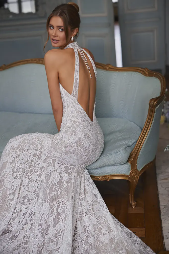 Fit&Flare Brautkleid aus Chantillyspitze mit Neckholder Oberteil