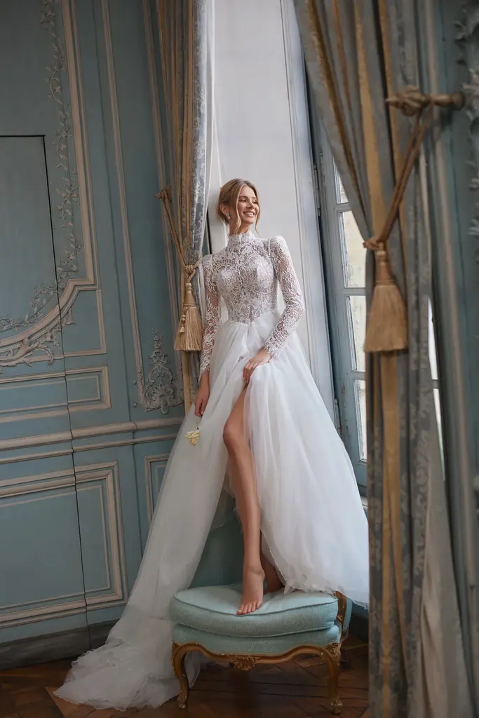 Brautkleid mit Turtle-Neck aus Chantillyspitze und Tüll von DAMA Couture
