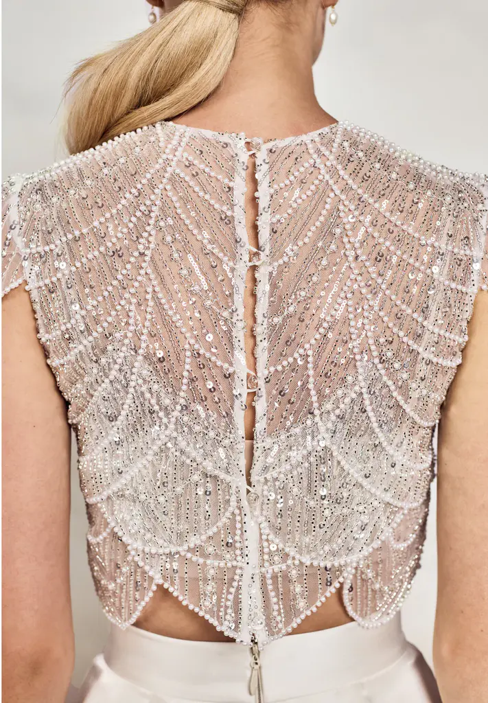 Glitzerndes Oberteil mit T Shirt Ärmeln und Knopfleiste im Rücken