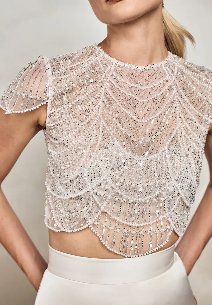 Glitzerndes Oberteil mit T Shirt Ärmeln und Knopfleiste im Rücken