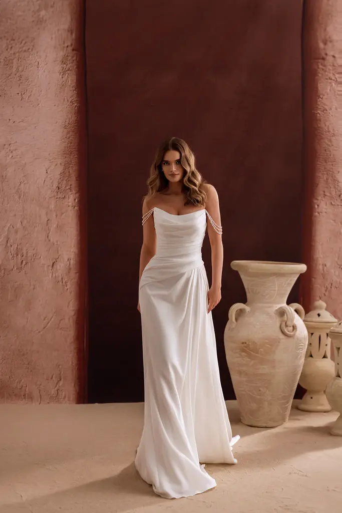 Cleanes Brautkleid mit Perlenträgern