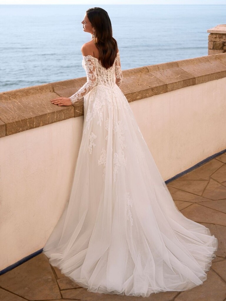 Brautkleid von Enzoani mit Chantillyspitze und abnehmbaren Ärmeln