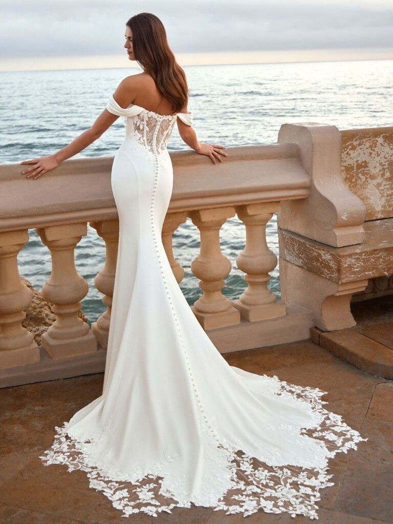 Cleanes Fit&Flare Brautkleid von Enzoani mit Spitzendetails