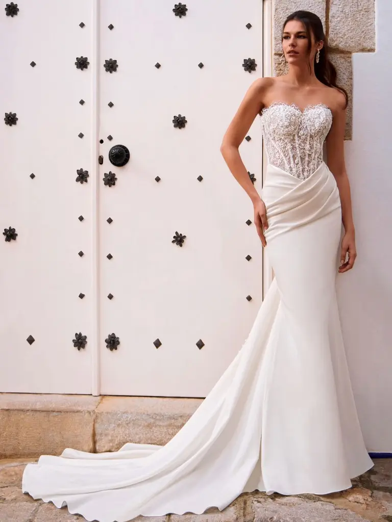 Brautkleid im Fit&Flare Schnitt mit glitzerndem Corsagenoberteil und cleanem Rock