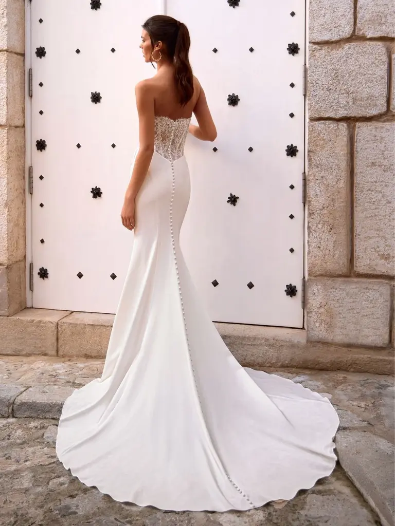Brautkleid im Fit&Flare Schnitt mit glitzerndem Corsagenoberteil und cleanem Rock