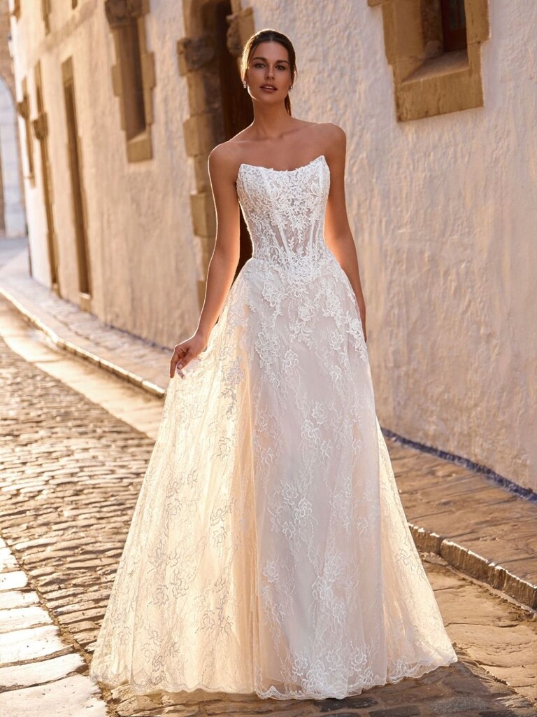 Trägerloses Brautkleid von Enzoani mit Chantillyspitze