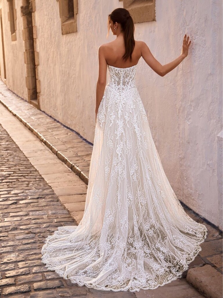Trägerloses Brautkleid von Enzoani mit Chantillyspitze