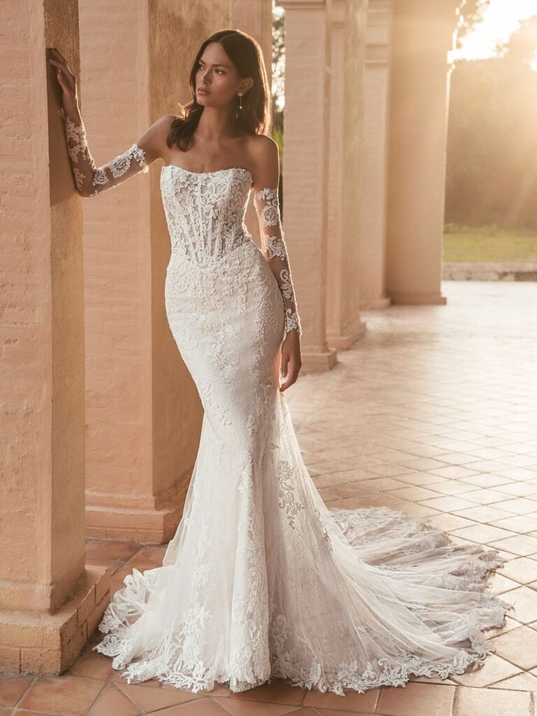 Fit&Flare Brautkleid von Enzoani aus Chantillyspitze mit abnehmbaren Ärmeln