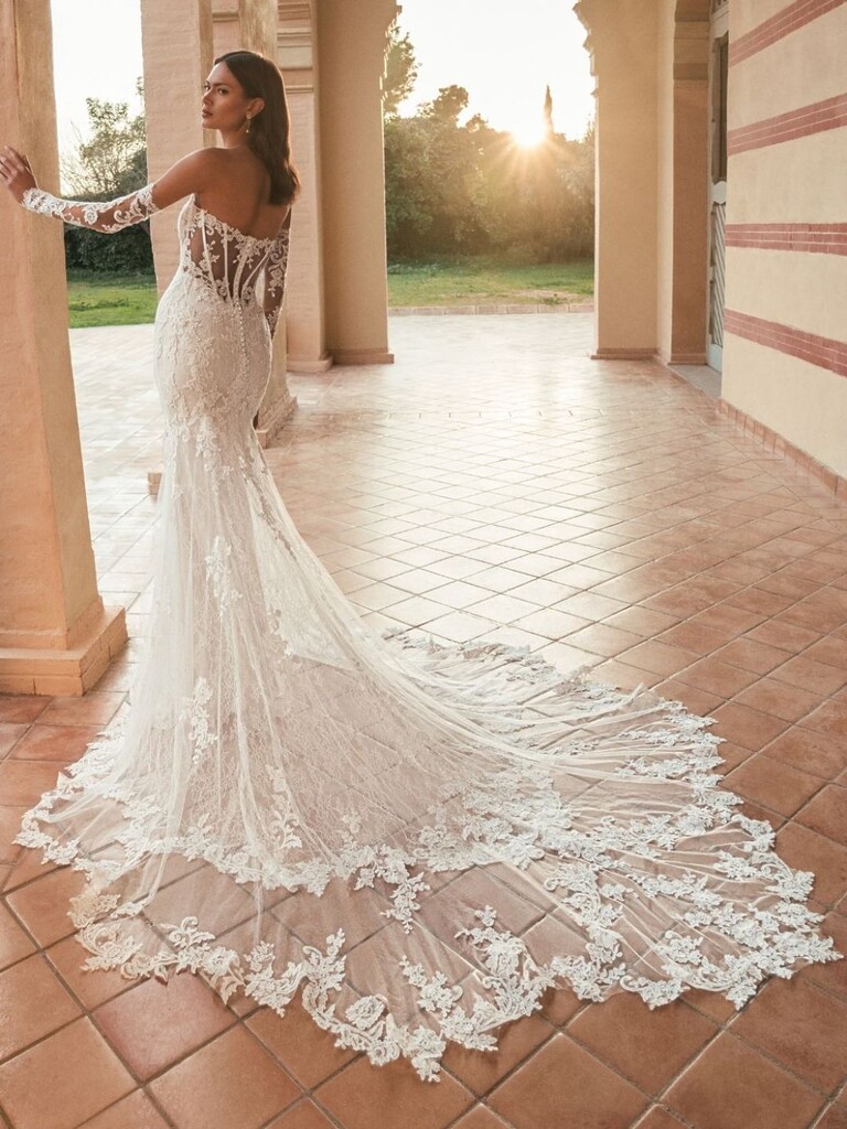 Fit&Flare Brautkleid von Enzoani aus Chantillyspitze mit abnehmbaren Ärmeln