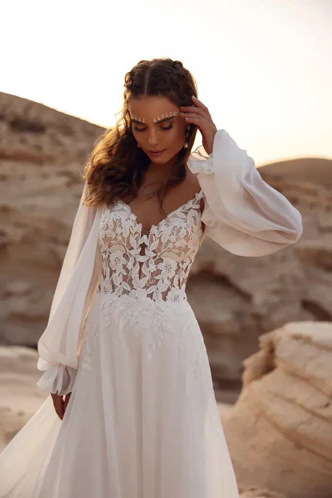 Brautkleid aus Chiffon mit floraler Spitze und abnehmbaren Ärmeln