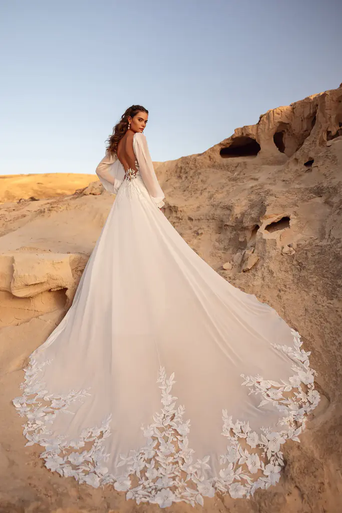Brautkleid aus Chiffon mit floraler Spitze und abnehmbaren Ärmeln