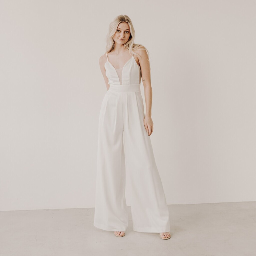 Cleaner Jumpsuit Liz von Oh lovely Julie mit tiefem V-Ausschnitt und weißem Bein