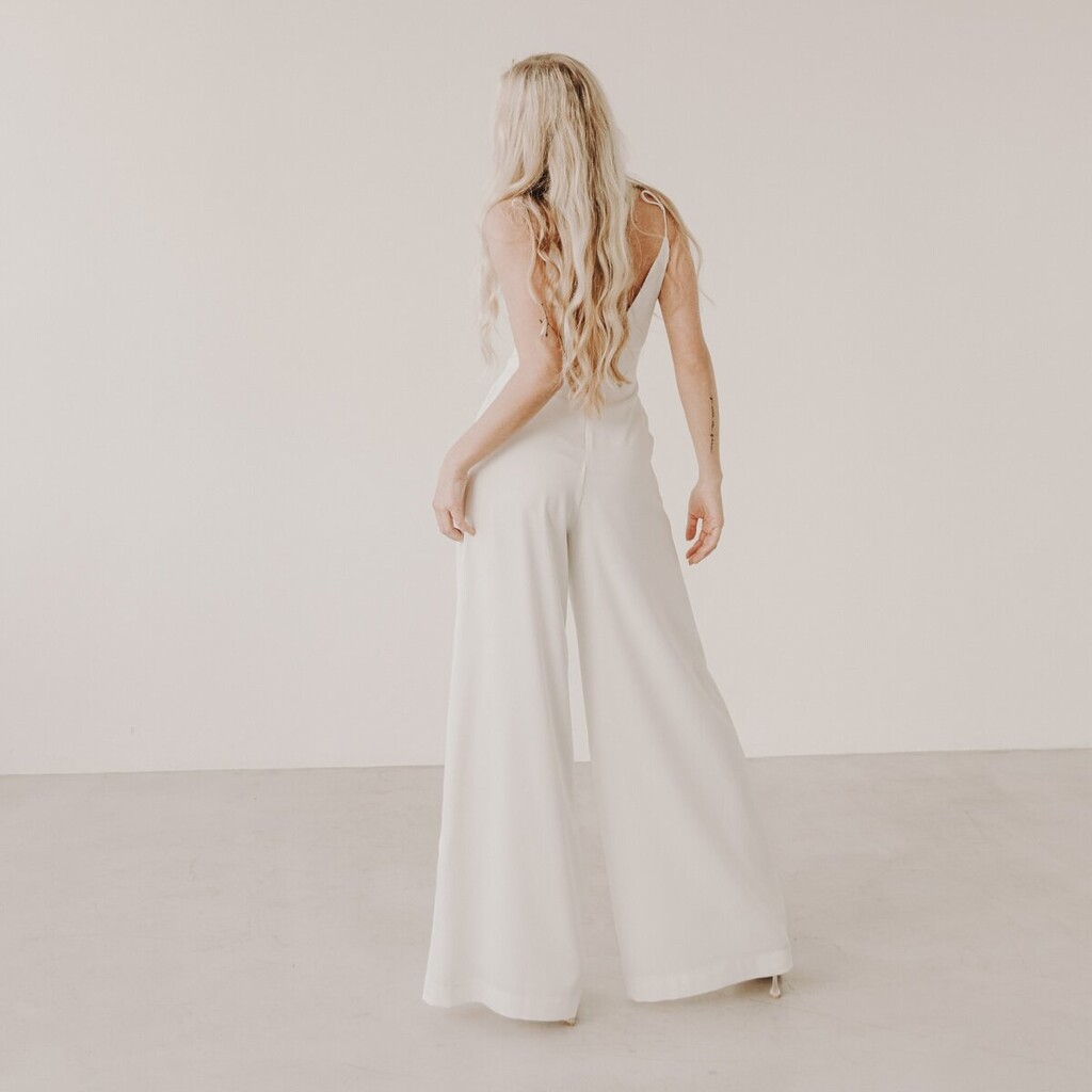 Cleaner Jumpsuit Liz von Oh lovely Julie mit tiefem V-Ausschnitt und weißem Bein