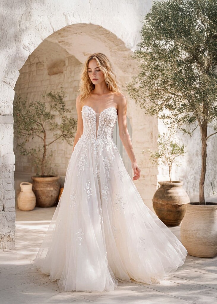 Trägerloses Brautkleid von Libelle mit tiefem Ausschnitt