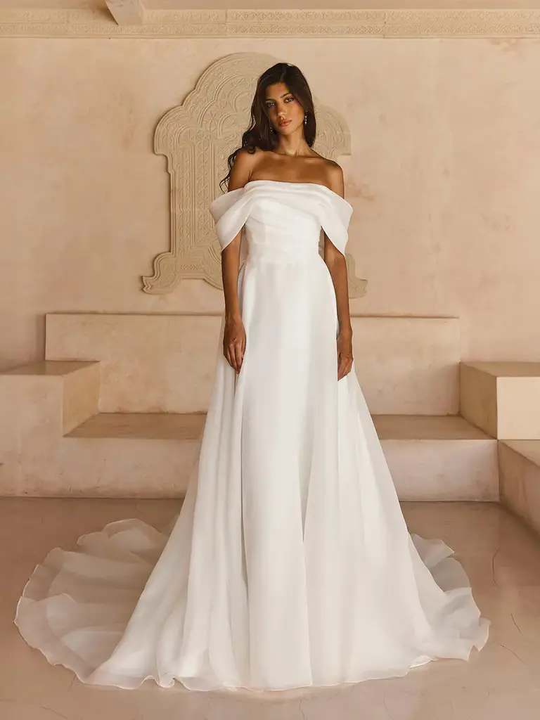 Cleanes Brautkleid von MadiLane mit Off-Shoulder Trägern