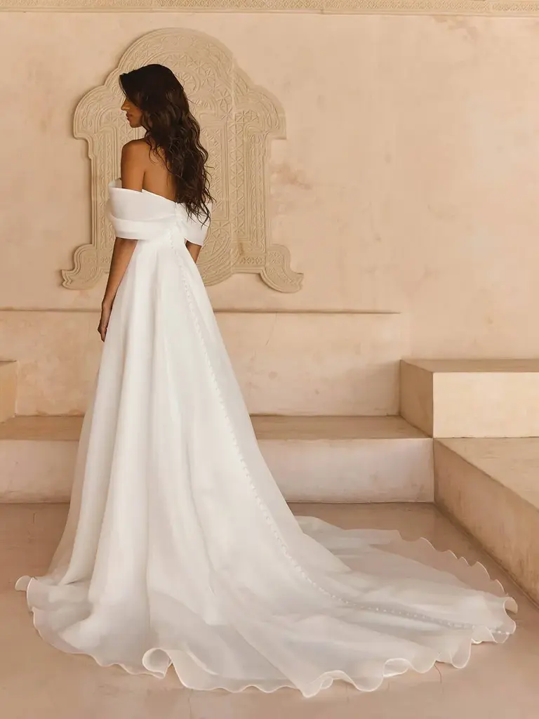 Cleanes Brautkleid von MadiLane mit Off-Shoulder Trägern