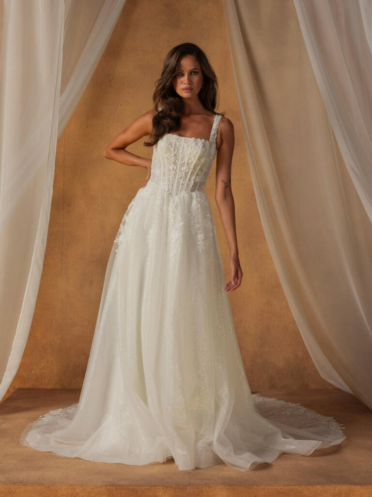 Tüllkleid mit Square-Neck und 3D Blüten von MadiLane