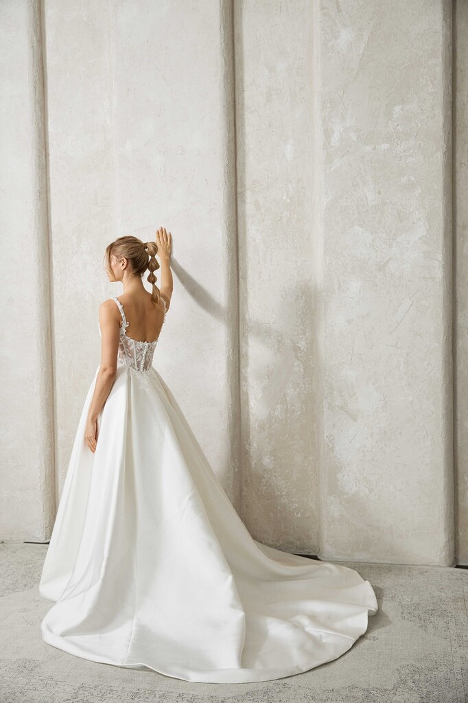 A-Linien Brautkleid von Weise mit Busque-Waist und Spitzendetails