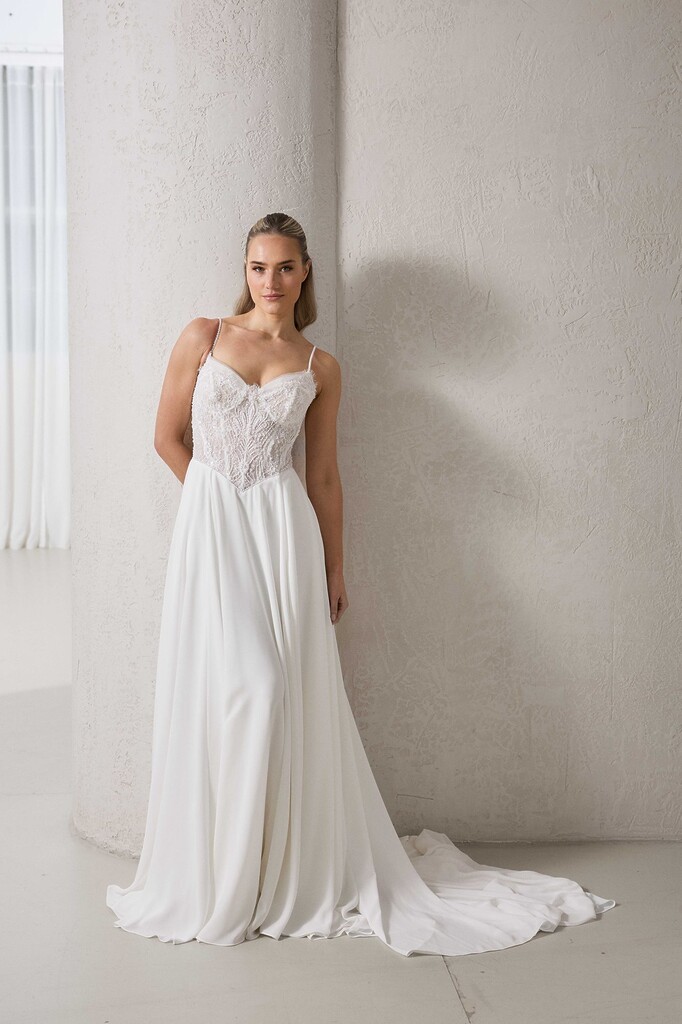 Brautkleid aus Chiffon mit Chantillyspitze von Weise