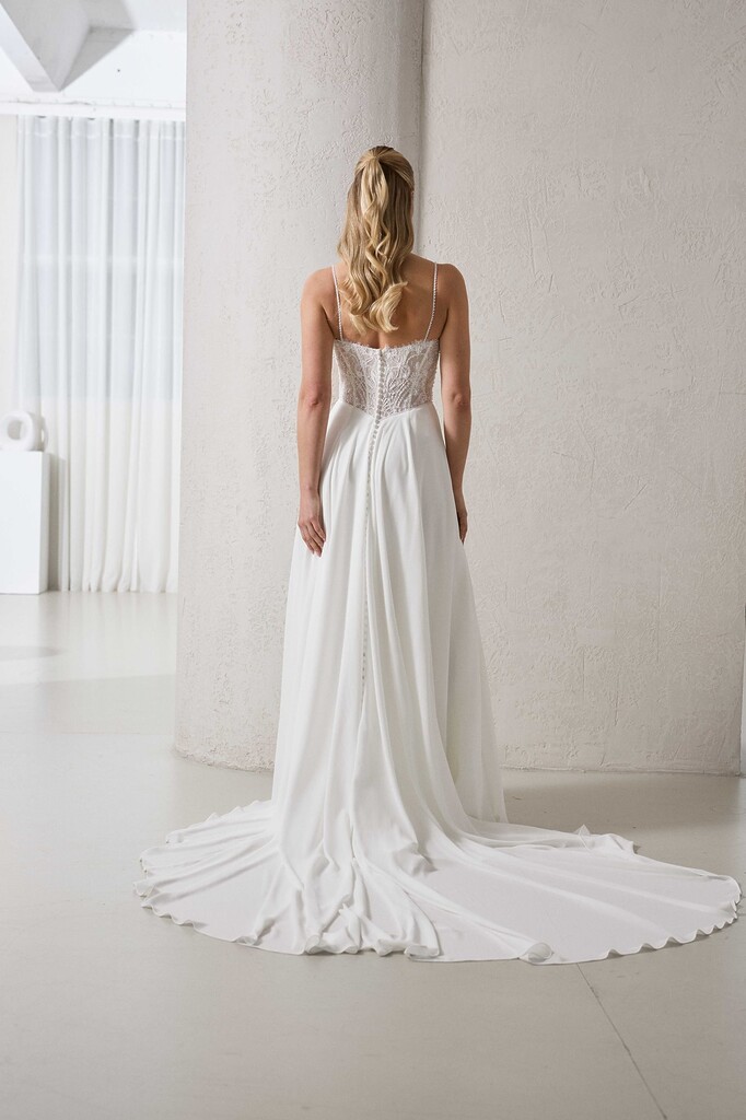 Brautkleid aus Chiffon mit Chantillyspitze von Weise