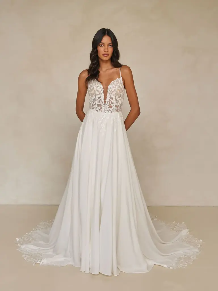 Brautkleid Westwood von Madi Lane mit floraler Spitze im Oberteil und Chiffonrock