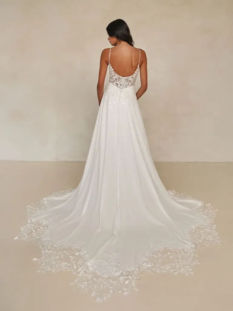 Brautkleid Westwood von Madi Lane mit floraler Spitze im Oberteil und Chiffonrock